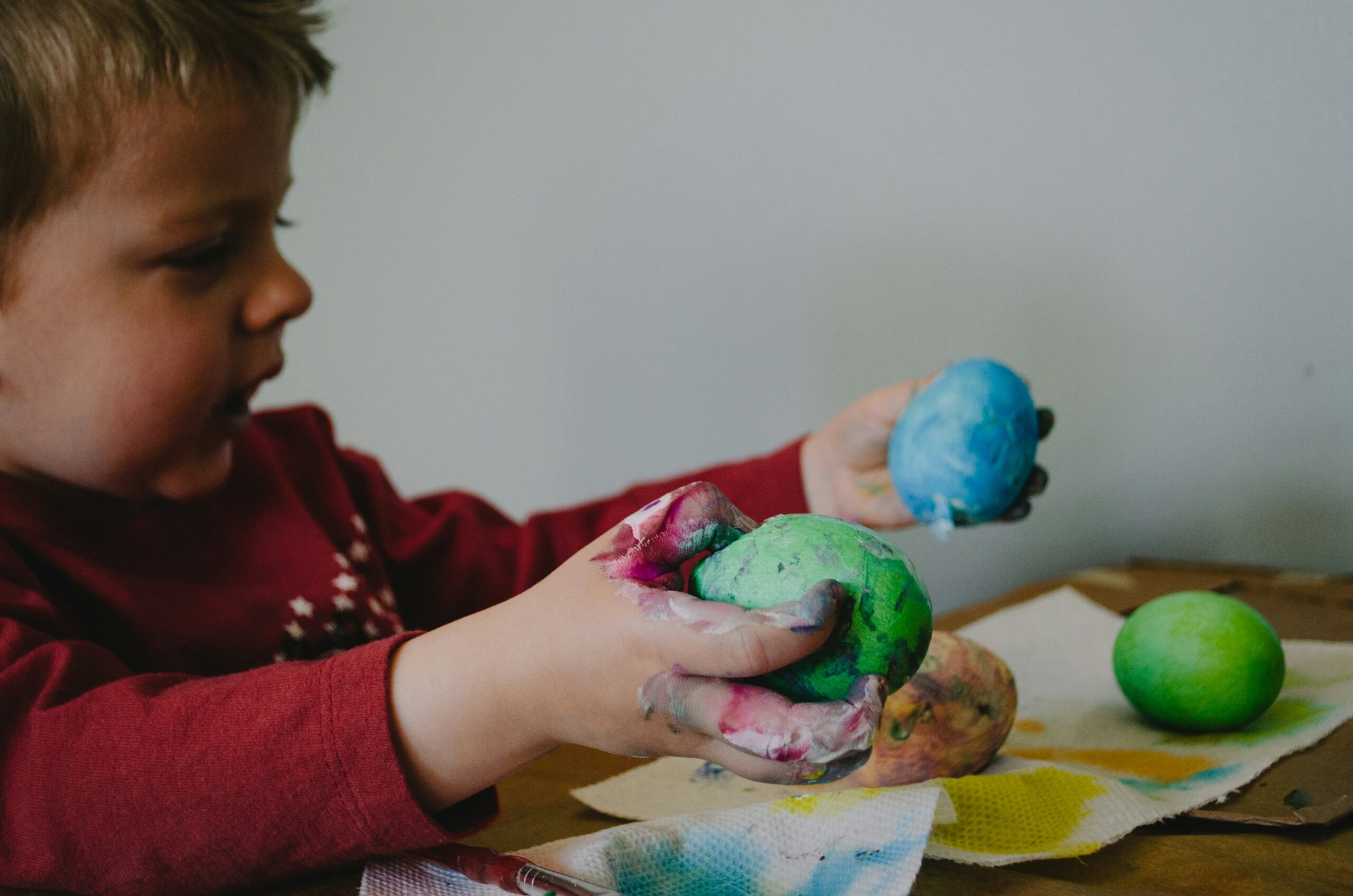 kids painting eggs